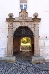 Zámecká brána, východní strana zámku