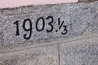 Datum na stěně kaple