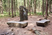 Kamenné lavičky a pomník