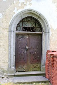 Boční vchod kostela