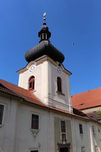 Věž nad vstupem do kláštera