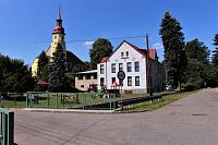 Budova školy a kostel sv. Ducha
