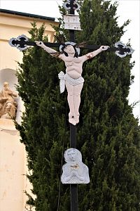 Mrákotín, kříž před kostelem sv. Jiljí