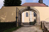Brána na východní straně kláštera