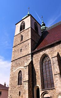 Věž na jižní straně kostela