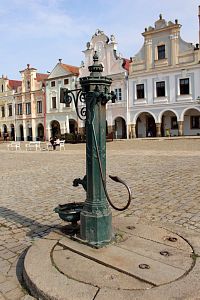 Kovová pumpa na náměstí