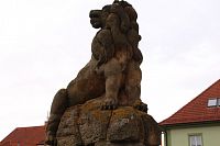Lev na vrcholu pomníku z jiné strany