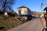 Pohled na pomník a školu ze silnice do Bohdašic