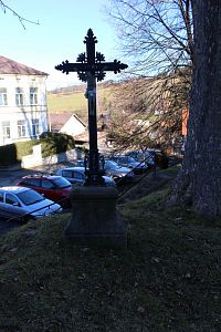 Druhý kříž u pomníku
