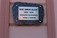 Pamětní deska na domě proti synagoze