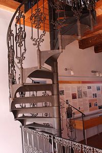 Kovové schodiště v prvním patře