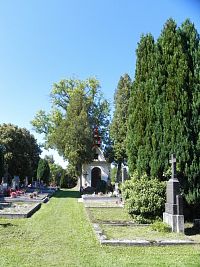 Pohled na kapli od hřbitovní brány