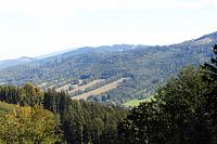 Pohled z lázeňského parku do údolí Bělé