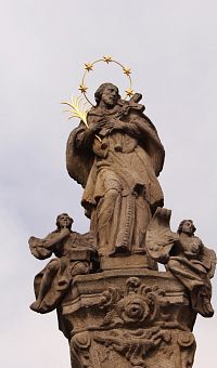 Vidnava, socha sv. Jana z Nepomuku na mírovém náměstí