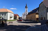 Pohled z náměstí ke kostelu