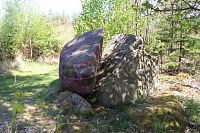 Pohled na rozpůlený kámen