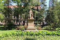 Palackého sady, v pozadí socha Františka Palackého Palackého sady v Písku.