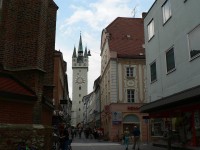 Straubing, stará ulička v pozadí věž