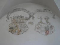 Dlouhá Ves, znaky na zdi kostela