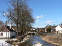 Žichovice, Nezdický potok a dolní most