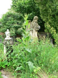 Radhošť, socha na hřbitově