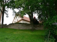Vraclav, zeď bývalého hřbitova