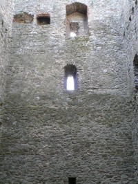 Rabí, románské okno ve věži