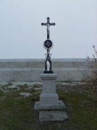 Žihobce, křížek před kostelem