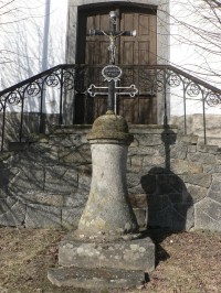 Velenovy, kříž před kostelem