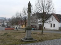 Volenice, náves a socha sv. J. Nepomuckého