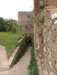 Alcazaba, pohled do hradebního příkopu