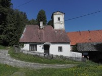 Hlavňovice, budova naproti zámku