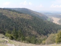 Pohled od hradu do údolí u obce Višňové