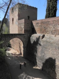 Alhambra, hradby