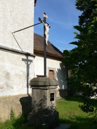 Chlístov, kříž před presbytářem