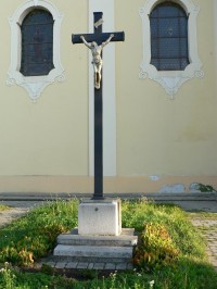 Blovice, kříž před kostelem