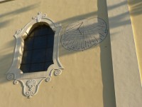 Blovice, sluneční hodiny a okno kostela