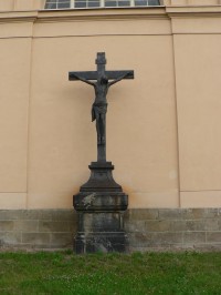 Stod, kříž před kostelem