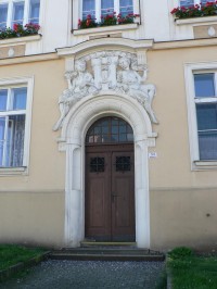 Starý Plzenec, vchod do školní budovy