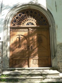 Hlavní vchod do kostela