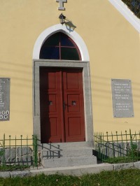Velká Chmelná, vchod do kaple