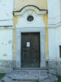 Nicov, boční vchod do kostela