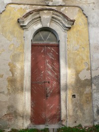 Nicov, vchod do barokní márnice