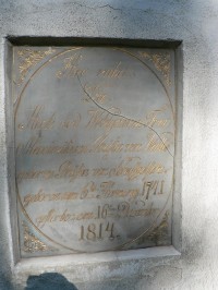 Nicov, náhrobní kámen ve zdi kostela