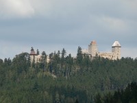 Pohled od kostela sv. Mikuláše na hrad Kašperk