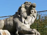 Hlava lva na pomníku padlým v Žichovicích