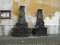 Varnsdorf, náhrobníky na zdi kostela