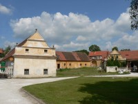 Střelské Hoštice, budovy u zámku