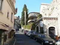 Taormina, za hradbami starého města
