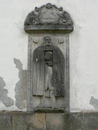 Chřibská, náhrobní kámen na zdi kostela